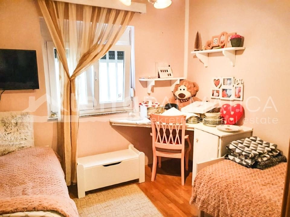 Podsolarsko, Šibenik - Eine attraktive Wohnung mit Garten zum Verkauf