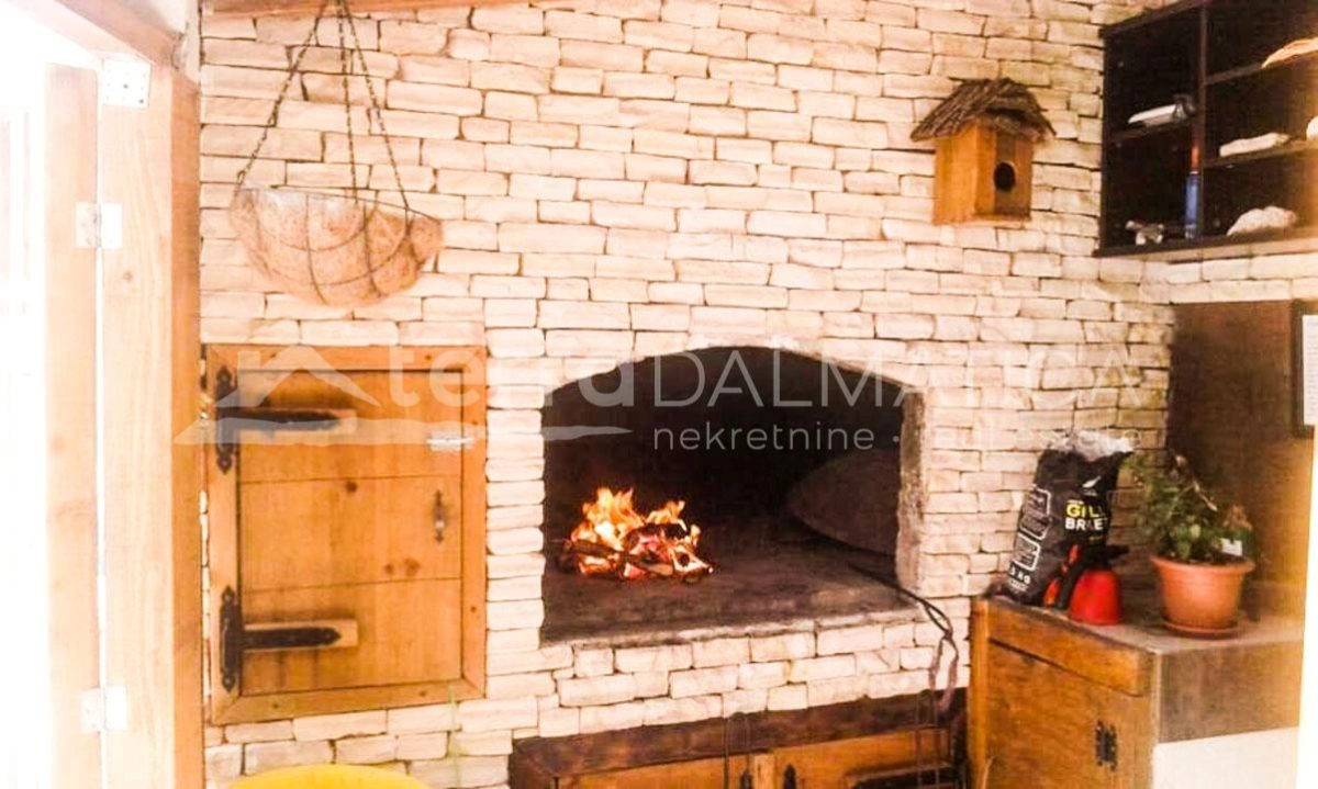 Podsolarsko, Šibenik - Eine attraktive Wohnung mit Garten zum Verkauf