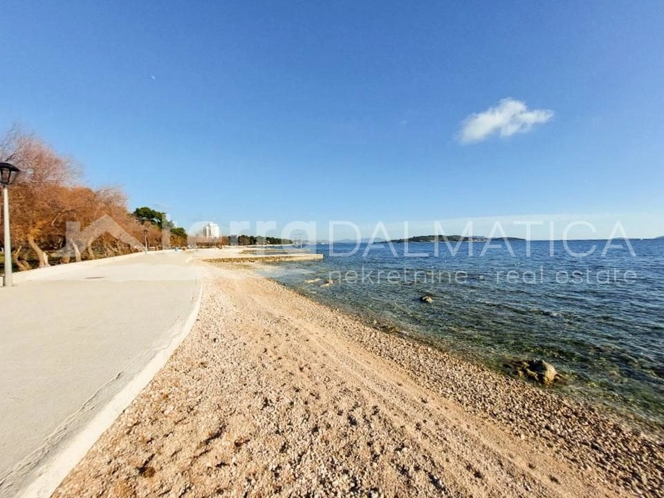 Vodice - modernes Haus mit schöner Aussicht und Swimmingpool in einem ruhigen Teil der Stadt