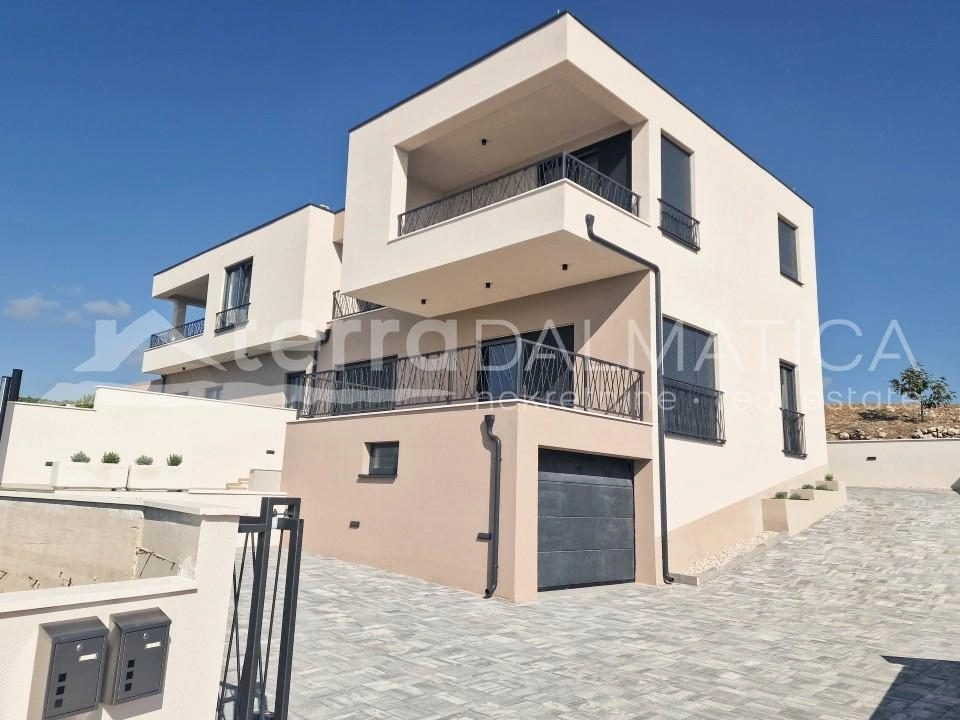 Vodice - modernes Haus mit schöner Aussicht und Swimmingpool in einem ruhigen Teil der Stadt