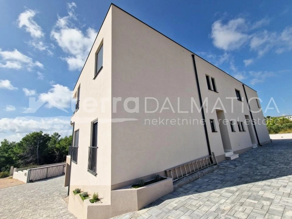 Vodice - modernes Haus mit schöner Aussicht und Swimmingpool in einem ruhigen Teil der Stadt