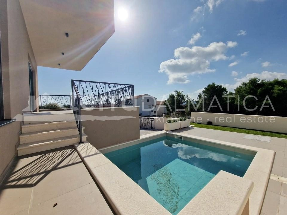 Vodice - modernes Haus mit schöner Aussicht und Swimmingpool in einem ruhigen Teil der Stadt