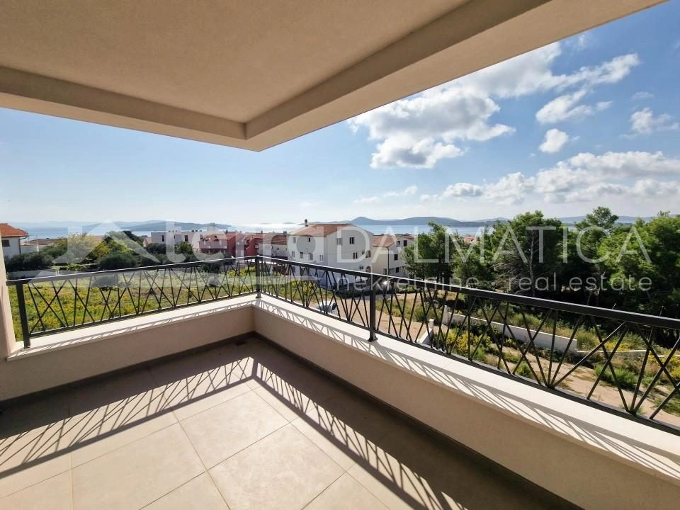 Vodice - modernes Haus mit schöner Aussicht und Swimmingpool in einem ruhigen Teil der Stadt