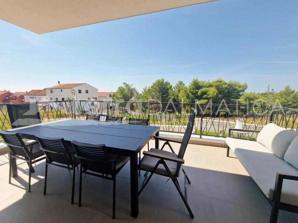 Vodice - modernes Haus mit schöner Aussicht und Swimmingpool in einem ruhigen Teil der Stadt