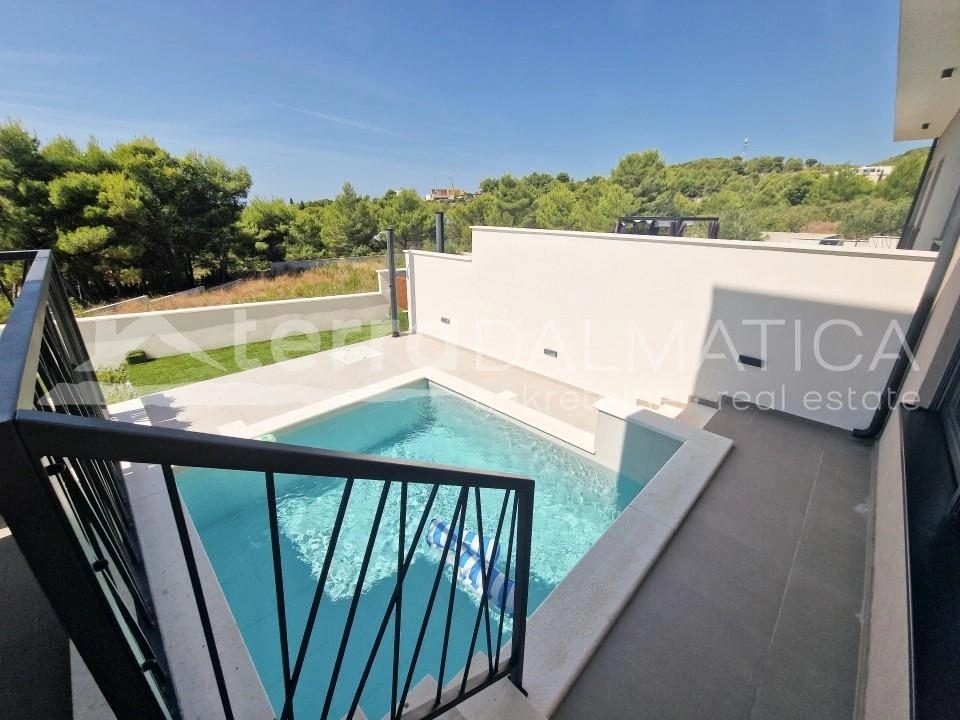 Vodice - modernes Haus mit schöner Aussicht und Swimmingpool in einem ruhigen Teil der Stadt