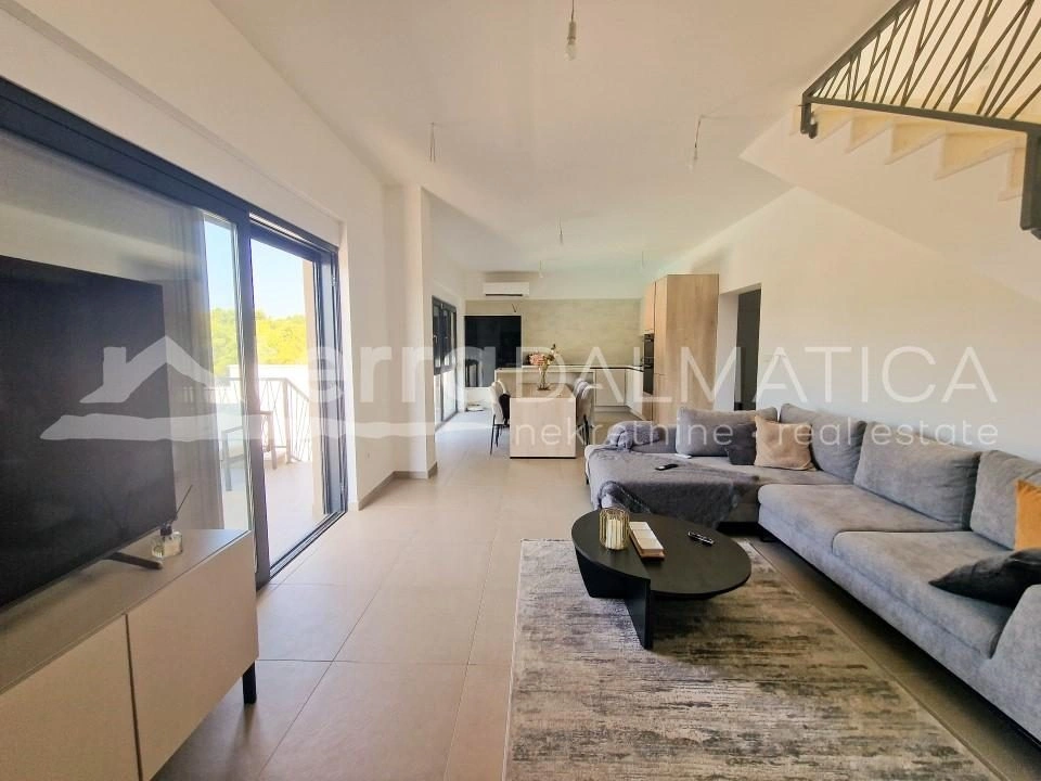 Vodice - modernes Haus mit schöner Aussicht und Swimmingpool in einem ruhigen Teil der Stadt