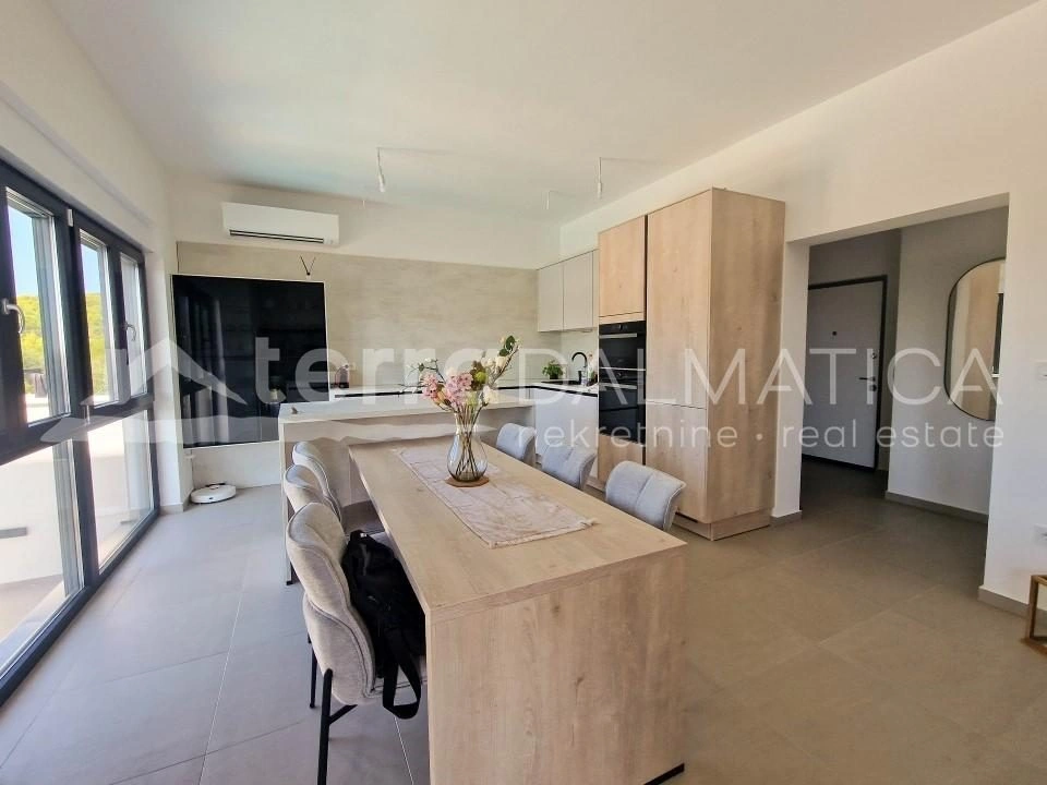 Vodice - modernes Haus mit schöner Aussicht und Swimmingpool in einem ruhigen Teil der Stadt