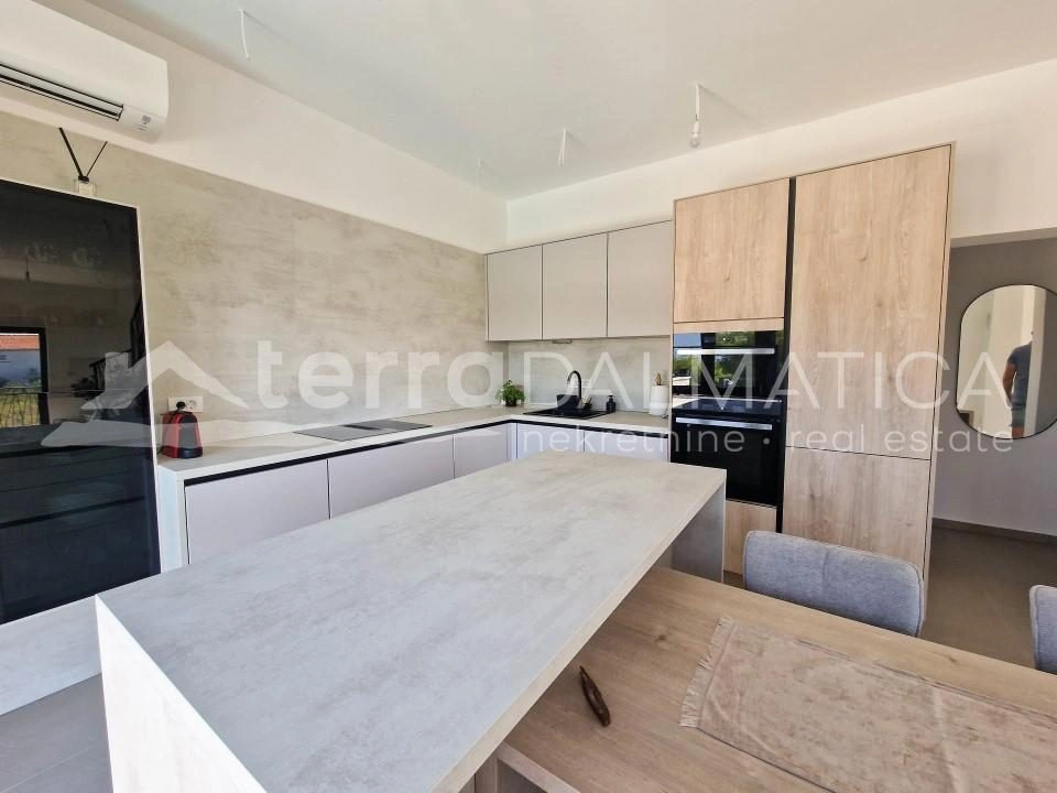 Vodice - modernes Haus mit schöner Aussicht und Swimmingpool in einem ruhigen Teil der Stadt