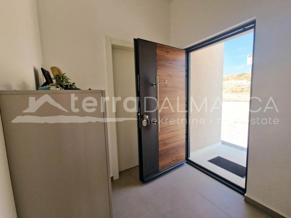 Vodice - modernes Haus mit schöner Aussicht und Swimmingpool in einem ruhigen Teil der Stadt