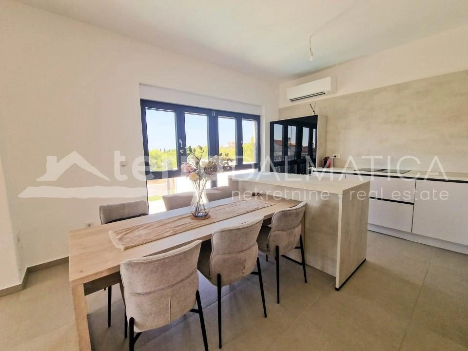 Vodice - modernes Haus mit schöner Aussicht und Swimmingpool in einem ruhigen Teil der Stadt