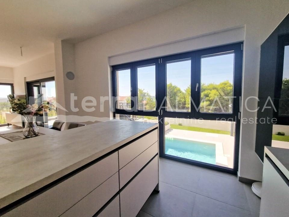 Vodice - modernes Haus mit schöner Aussicht und Swimmingpool in einem ruhigen Teil der Stadt