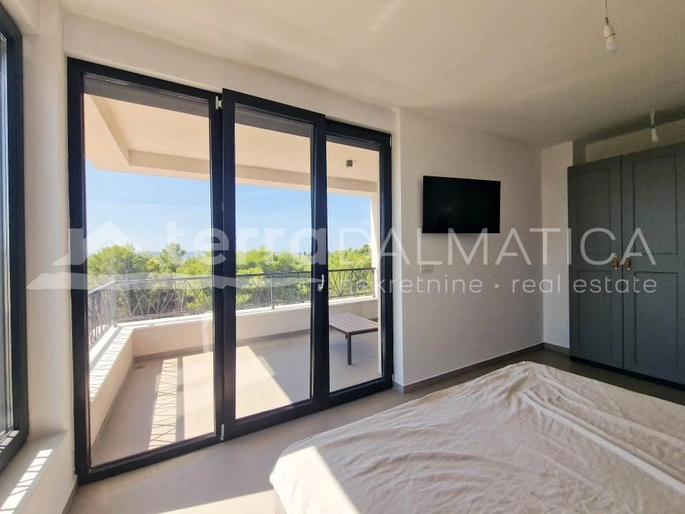 Vodice - modernes Haus mit schöner Aussicht und Swimmingpool in einem ruhigen Teil der Stadt