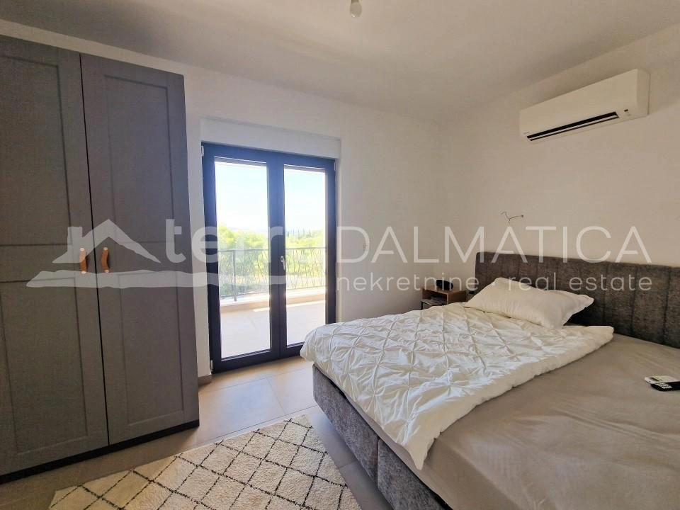 Vodice - modernes Haus mit schöner Aussicht und Swimmingpool in einem ruhigen Teil der Stadt