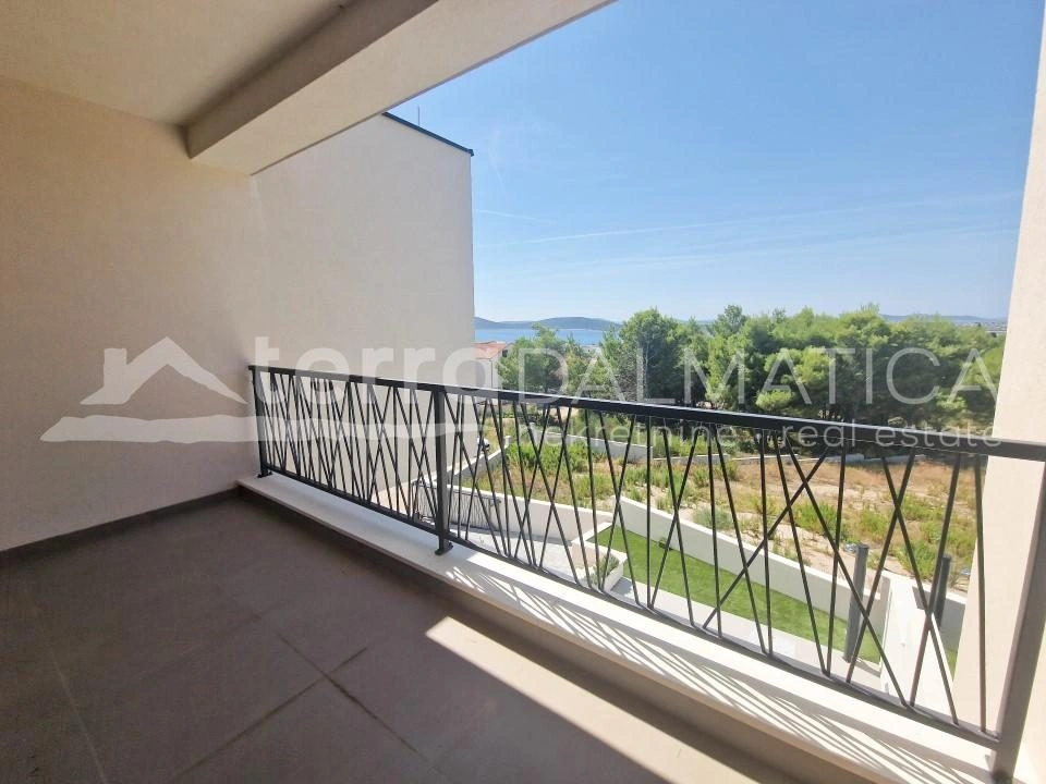 Vodice - modernes Haus mit schöner Aussicht und Swimmingpool in einem ruhigen Teil der Stadt