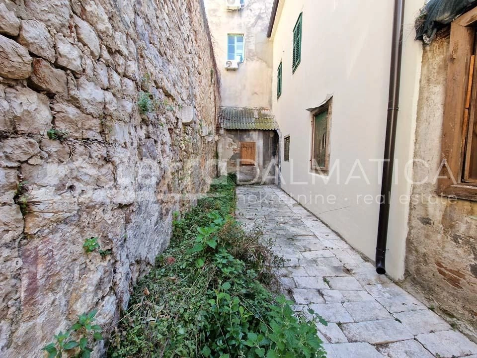 Sibenik - Wohnung von 170 m2 mit Garten im Herzen der Stadt