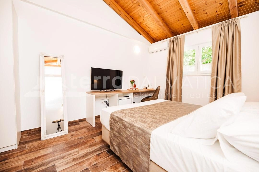 Tribunj - Gästehaus mit 20 Zimmern erste Reihe zum Yachthafen