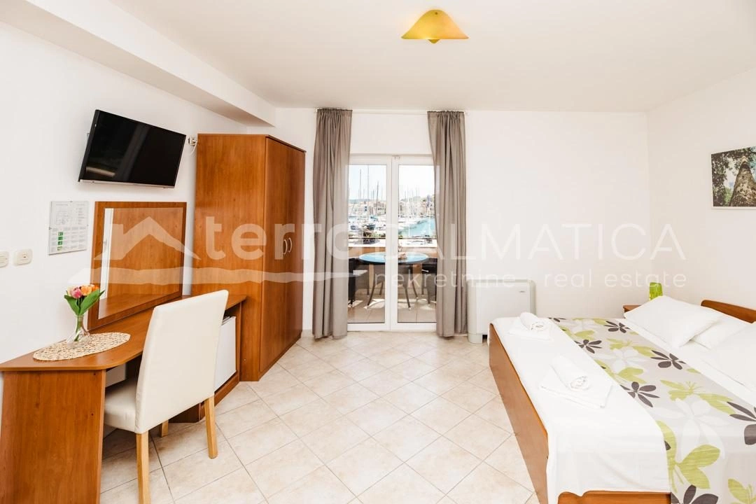 Tribunj - Gästehaus mit 20 Zimmern erste Reihe zum Yachthafen