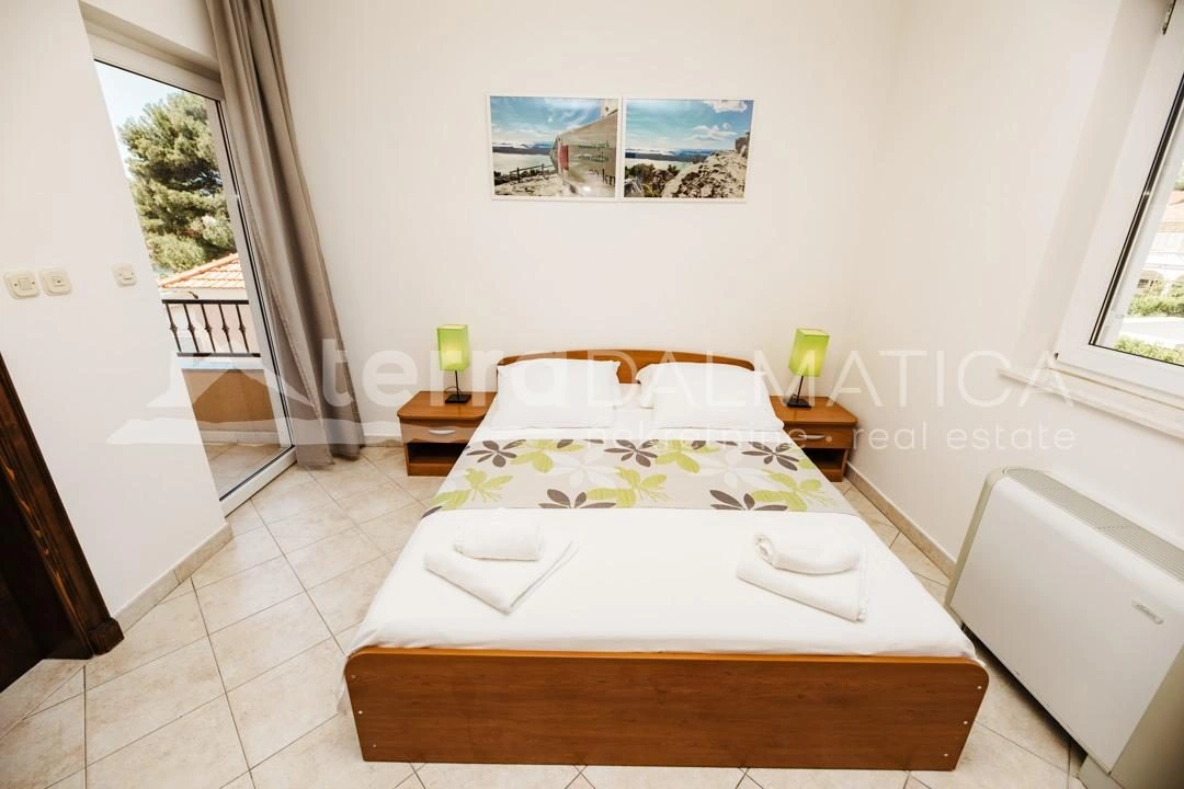 Tribunj - Gästehaus mit 20 Zimmern erste Reihe zum Yachthafen