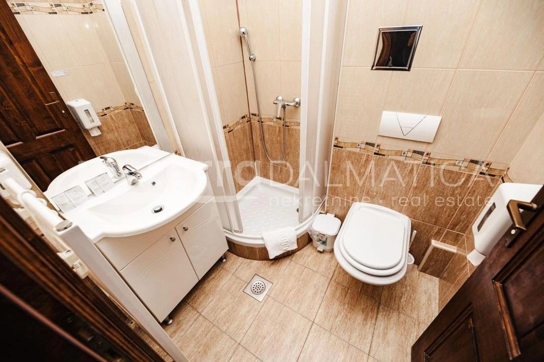 Tribunj - Gästehaus mit 20 Zimmern erste Reihe zum Yachthafen