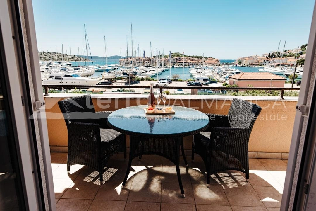 Tribunj - Gästehaus mit 20 Zimmern erste Reihe zum Yachthafen