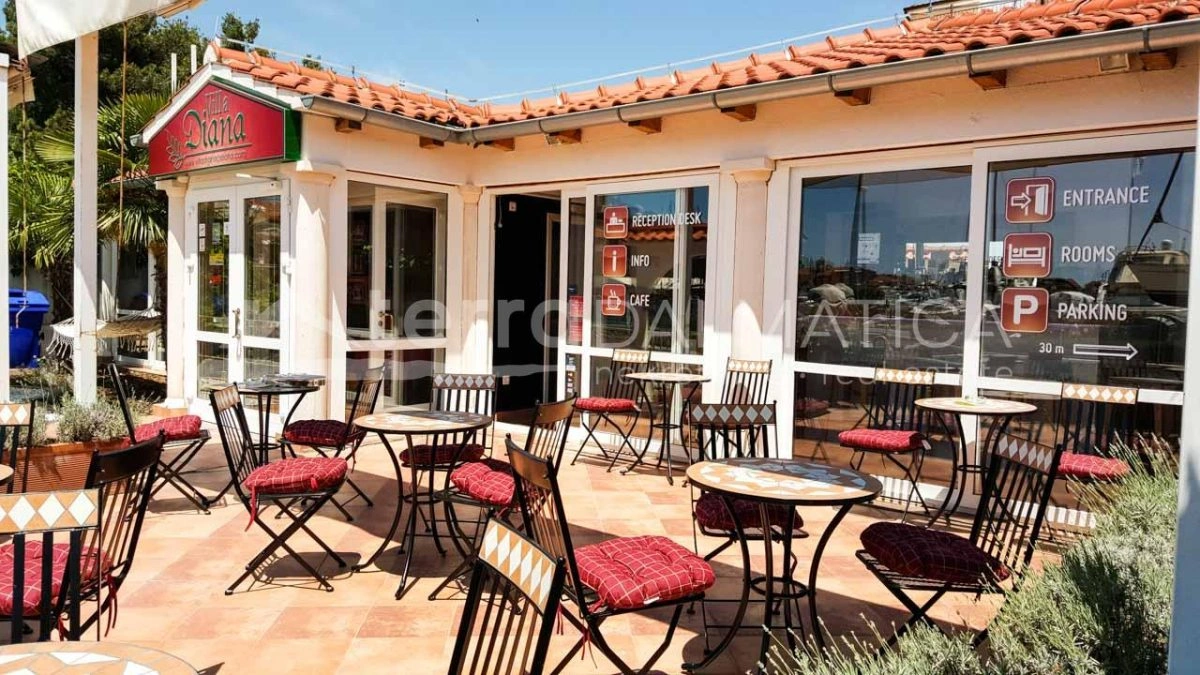 Tribunj - Gästehaus mit 20 Zimmern erste Reihe zum Yachthafen