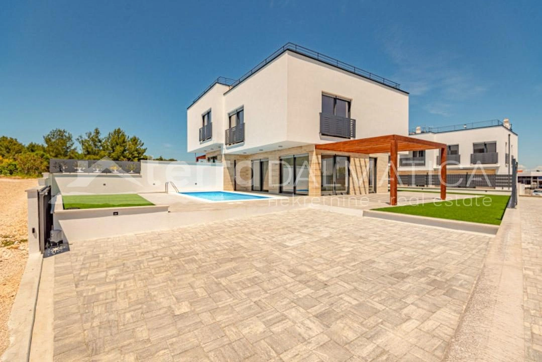 Vodice – modernes Haus mit Pool