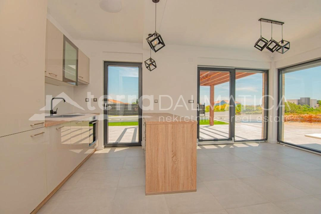 Vodice - modernes Haus mit Pool