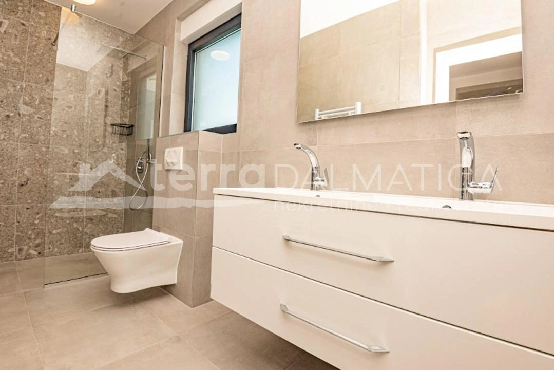 Vodice - modernes Haus mit Pool