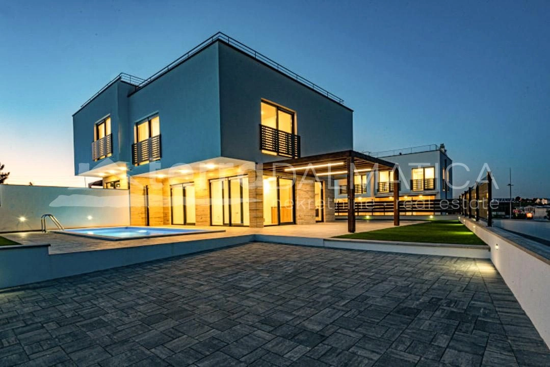 Vodice - modernes Haus mit Pool