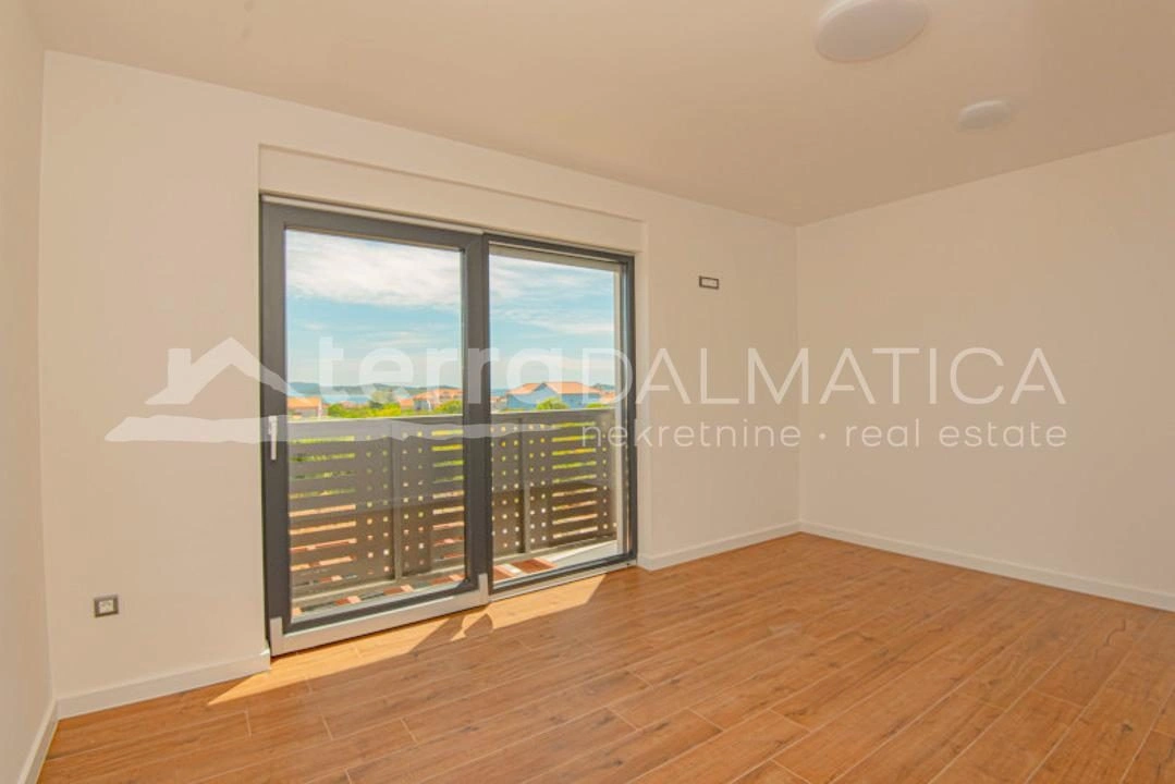 Vodice - modernes zweistöckiges Haus mit Pool