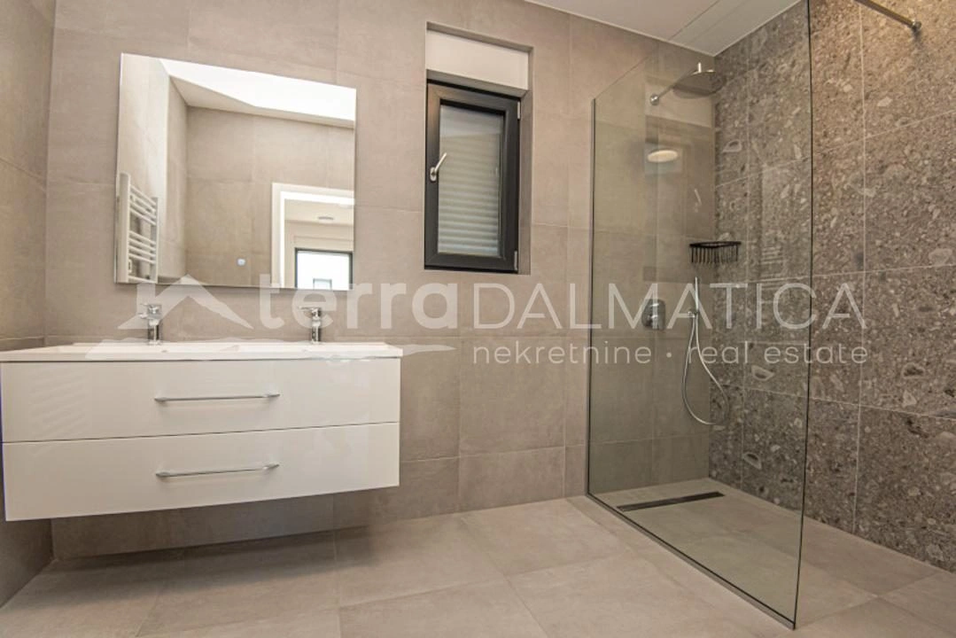 Vodice - modernes zweistöckiges Haus mit Pool