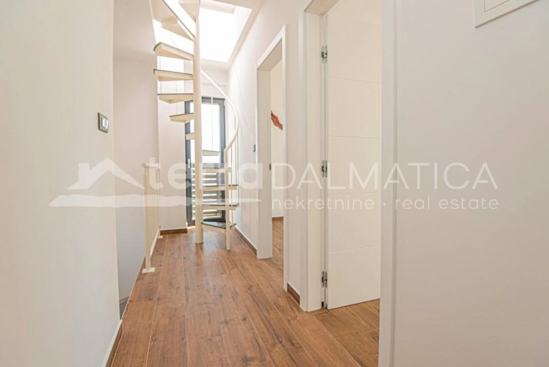 Vodice - modernes zweistöckiges Haus mit Pool