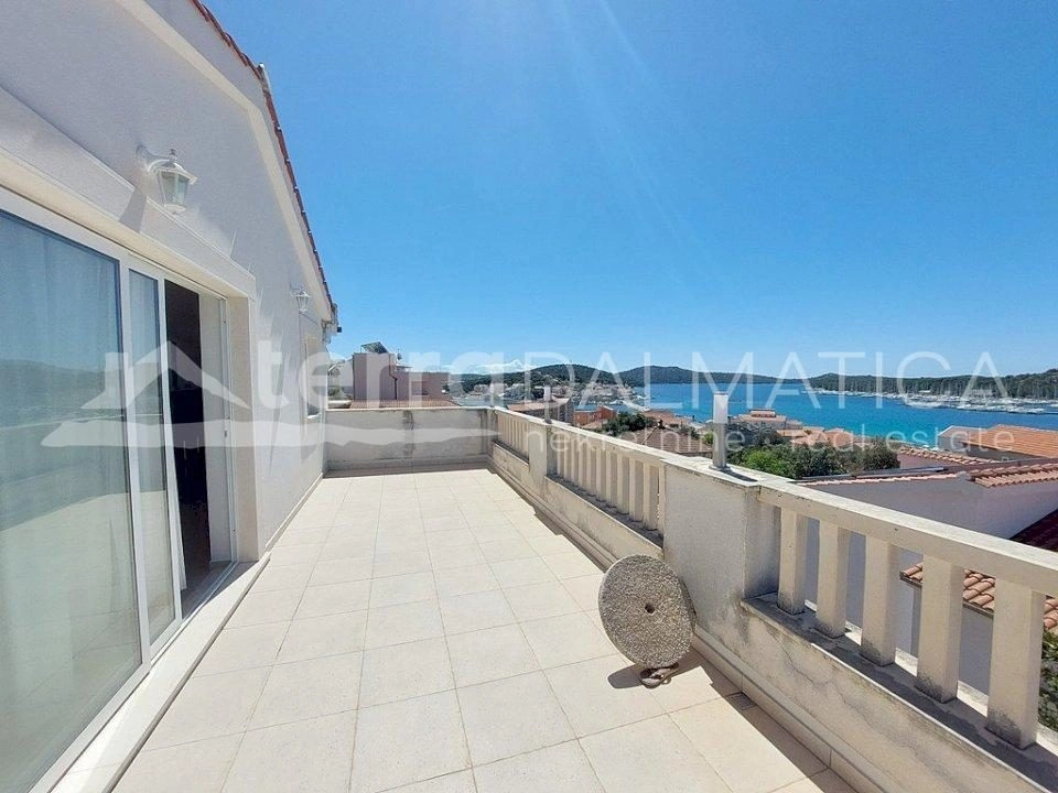 Rogoznica, Zentrum – schönes Familienhaus auf einem Hügel