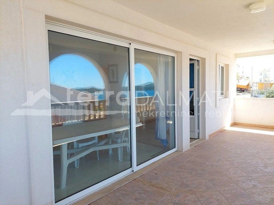 Rogoznica, Zentrum - schönes Familienhaus auf einem Hügel