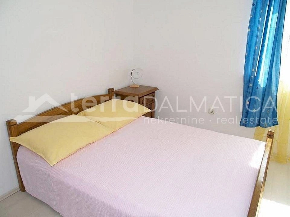 Rogoznica, Zentrum - schönes Familienhaus auf einem Hügel