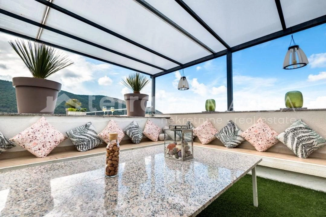 Sibenik Umgebung - Haus mit großer Dachterrasse und Pool, erste Reihe zum Meer