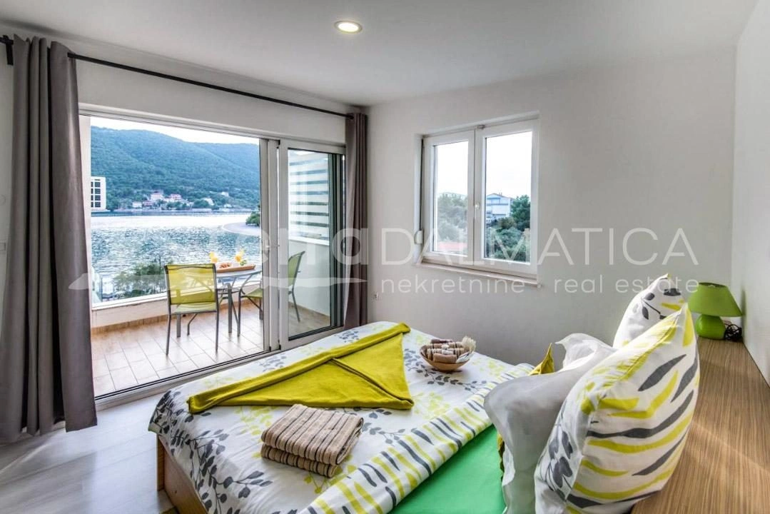 Sibenik Umgebung - Haus mit großer Dachterrasse und Pool, erste Reihe zum Meer