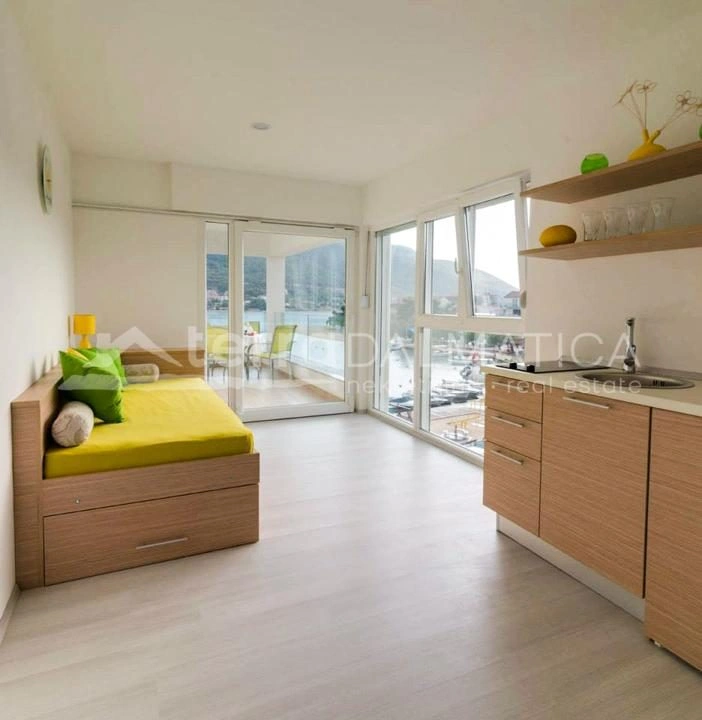 Sibenik Umgebung - Haus mit großer Dachterrasse und Pool, erste Reihe zum Meer