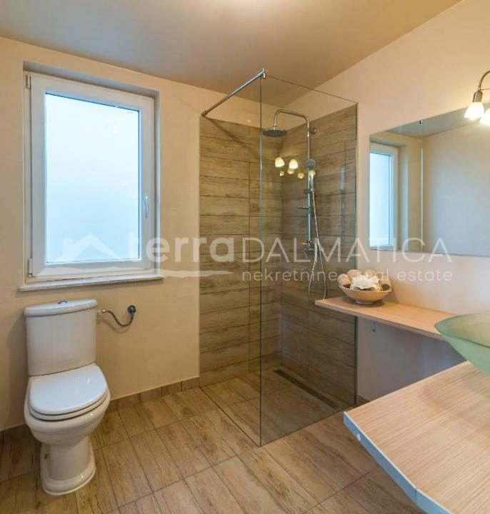 Sibenik Umgebung - Haus mit großer Dachterrasse und Pool, erste Reihe zum Meer