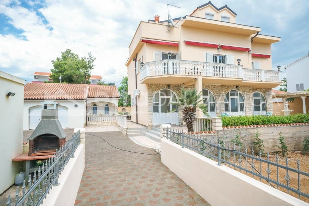 Vodice, Srima – geräumiges Haus mit Wohnungen in toller Lage 2. Reihe vom Meer