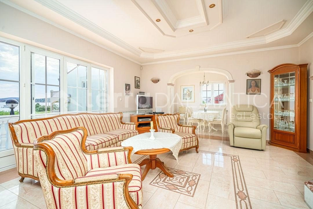 Vodice, Srima - geräumiges Haus mit Wohnungen in toller Lage 2. Reihe vom Meer