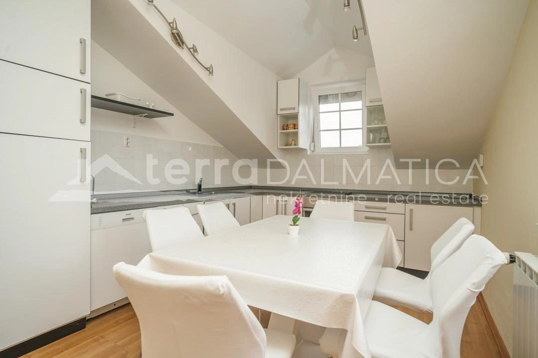 Vodice, Srima - geräumiges Haus mit Wohnungen in toller Lage 2. Reihe vom Meer