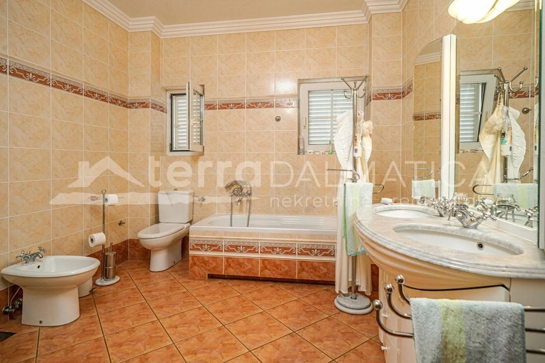 Vodice, Srima - geräumiges Haus mit Wohnungen in toller Lage 2. Reihe vom Meer