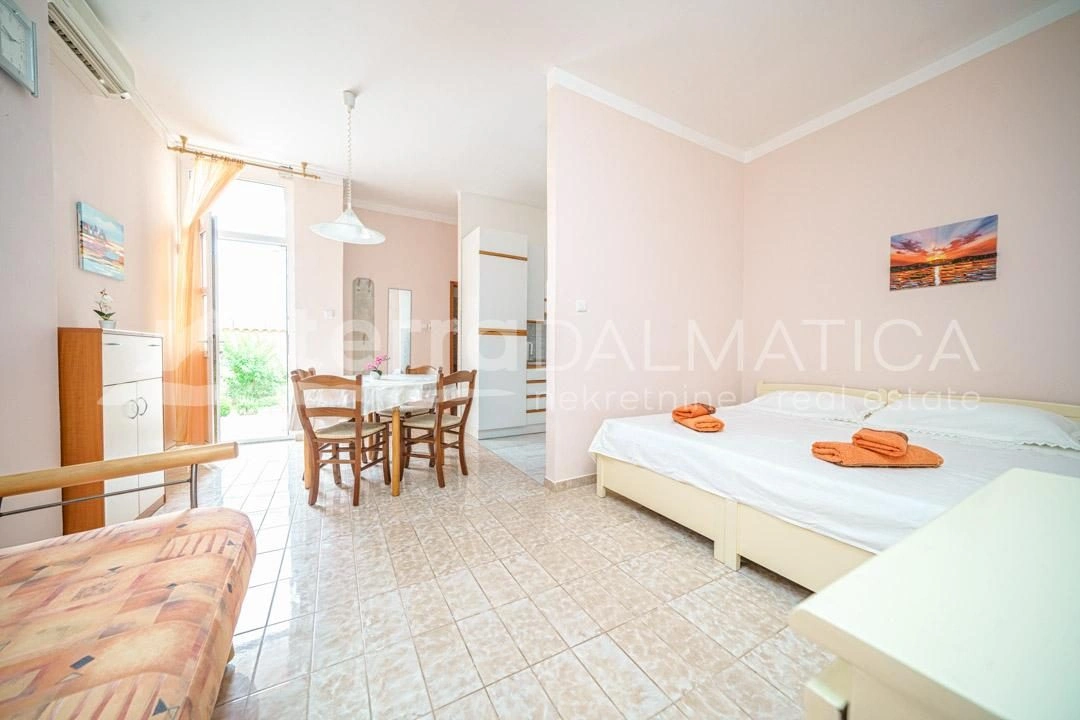 Vodice, Srima - geräumiges Haus mit Wohnungen in toller Lage 2. Reihe vom Meer