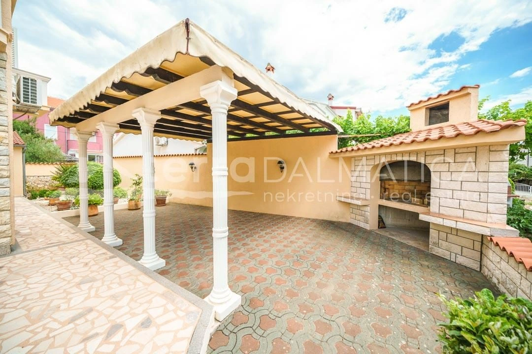 Vodice, Srima - geräumiges Haus mit Wohnungen in toller Lage 2. Reihe vom Meer