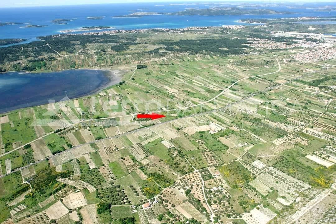 Umgebung von Sibenik, Donje Polje -5769m2 Ackerland mit Blick auf die Bucht von Morinj