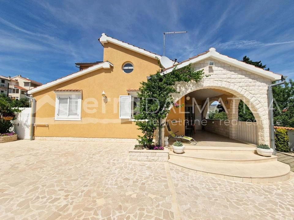Vodice, Einfamilienhaus mit Pool und schönem Garten