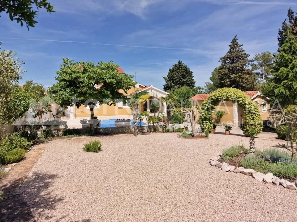 Vodice, Einfamilienhaus mit Pool und schönem Garten