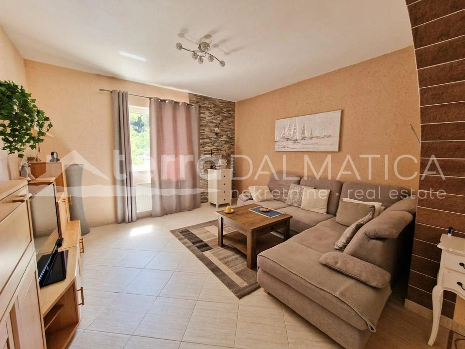 Vodice, Einfamilienhaus mit Pool und schönem Garten