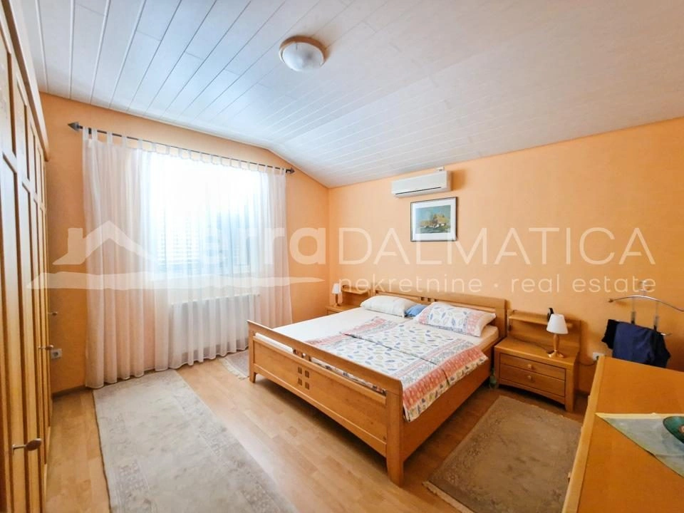 Vodice, Einfamilienhaus mit Pool und schönem Garten